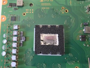 PS5 liquid metal being checked and redistributed during repair